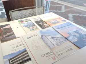 老人ホーム無料相談会にて様々な施設のカタログを使用